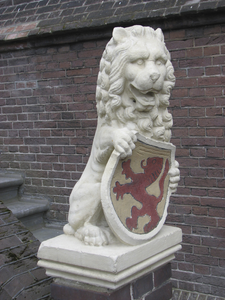 905007 Afbeelding van een natuurstenen beeldje van een leeuwtje met wapenschild, bij de ingang van het pand Maliesingel ...